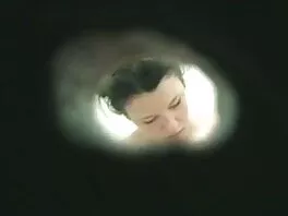 Il ragazzo atletico si rilassa film hard nuovi sul divano con la nonna attraente