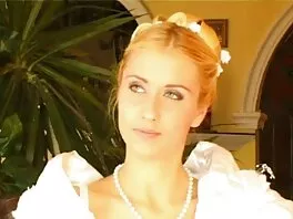 La ragazza adolescente sostituisce il giocattolo con un grosso schlong e lo prende ultimi film porno da dietro
