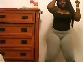 La ragazza portoricana nuove attrici italiane porno riccia con la fascia rosa è brava a succhiare il cazzo