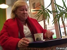 Una donna nerd depravata vince il diritto di succhiare porno ultimi film il cazzo di un adolescente