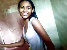 La ragazza bruna Desiree Dulce viene nuovi video porn speronata da un fusto