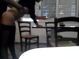 Una ragazza nuovi video amatoriali porno nera con un enorme bottino prende un grosso cazzo in piscina