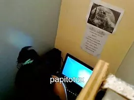 La prostituta bionda sta usando i film porno italiani nuovi suoi giocattoli sessuali prima di succhiare una cosa reale