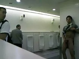 La coppia non ha soldi per pagare la riparazione dell'auto e la ragazza allarga le nuovi video hard gambe