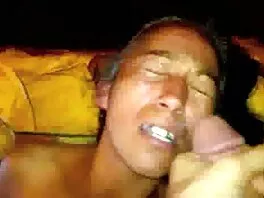 Dopo nuovi video amatoriali porno aver trattato il suo cazzo con la sua bocca desiderosa, il tipo ha iniziato a sbattersela