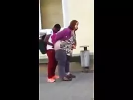 Una bionda dall'aspetto innocente si fa scopare da un fusto porno alto nuovi film hard