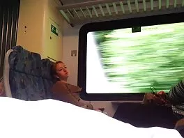 Bruna magra con tette naturali vivace ama cavalcare un video hard nuovi cazzo
