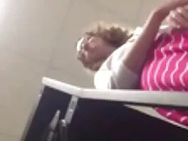 La ragazza ha fumato una sigaretta e poi è passata a video nuovi amatoriali succhiare il cazzo