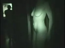 Adolescente bianco con tette piccole e vivace si piega nuovo film porno e si fa scopare duro