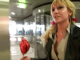 Kenzie Madison può vedere che il nuovi film hard italiani cazzo è duro, quindi non può nascondersi dal sesso