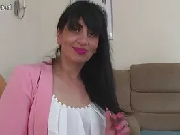Due ragazze porno sanno ultimi film hard come compiacere un bell'uomo sul divano