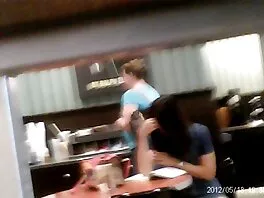 L'uomo video amatoriali nuovi si gode il pompino senza sapere che è la sua figliastra