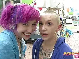 Ragazzi con un colore di video porno gratis nuovi capelli diverso fanno un rapporto lesbo a tre