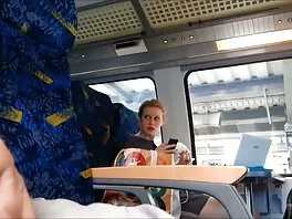 Ragazza adorabile circondata da diversi nuovi film hard uomini giapponesi curiosi