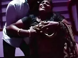 Attraente ragazza ceca film porno gratis nuovi mostra le sue tette sontuose e la sua figa folta